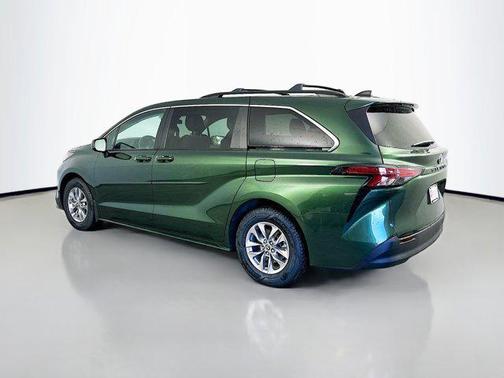 2022 Toyota Sienna LE