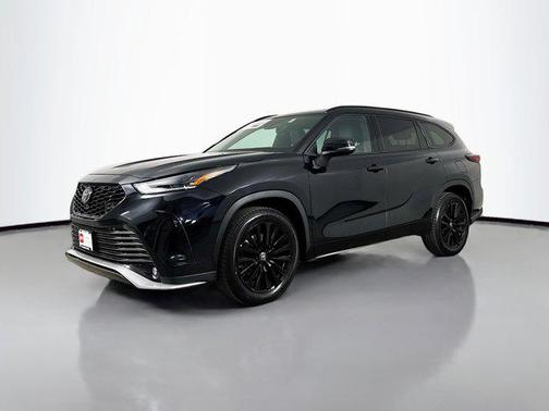 Midnight Black Metallic 2025 Toyota Highlander XSE