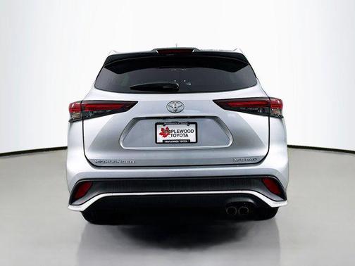 Celestial Silver Metallic 2025 Toyota Highlander XSE