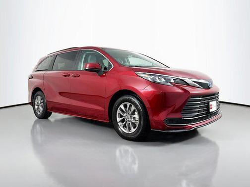 2024 Toyota Sienna LE