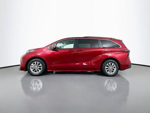 2024 Toyota Sienna LE