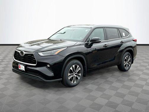Midnight Black Metallic 2022 Toyota Highlander XLE