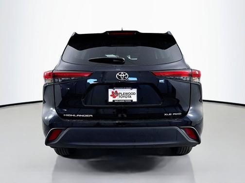 Midnight Black Metallic 2022 Toyota Highlander XLE
