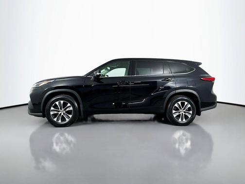 Midnight Black Metallic 2022 Toyota Highlander XLE