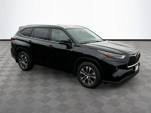 Midnight Black Metallic 2022 Toyota Highlander XLE