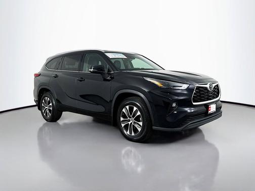 Midnight Black Metallic 2022 Toyota Highlander XLE