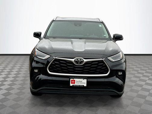 Midnight Black Metallic 2022 Toyota Highlander XLE