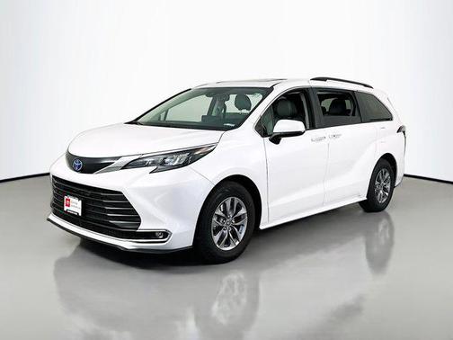 2024 Toyota Sienna XLE 8 Passenger