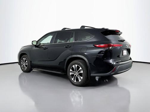Midnight Black Metallic 2023 Toyota Highlander XLE