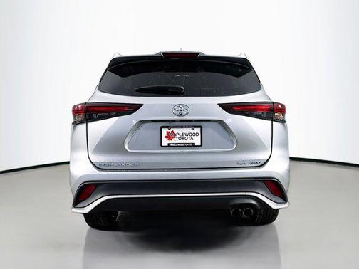Celestial Silver Metallic 2025 Toyota Highlander XSE