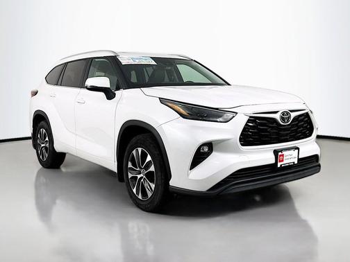 Pearl 2025 Toyota Highlander XLE