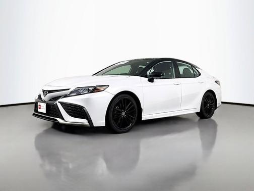 Wind Chill Pearl/Midnight Black Metallic 2024 Toyota Camry XSE