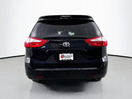 Midnight Black Metallic 2017 Toyota Sienna LE