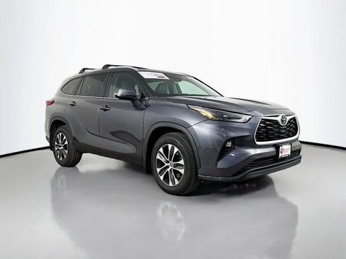 Magnetic Gray Metallic 2023 Toyota Highlander XLE