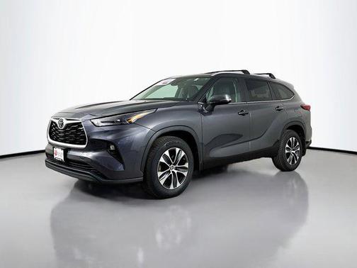 Magnetic Gray Metallic 2023 Toyota Highlander XLE