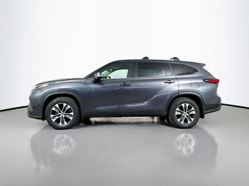 Magnetic Gray Metallic 2023 Toyota Highlander XLE