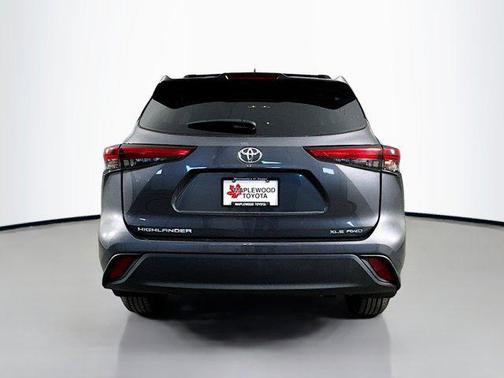 Magnetic Gray Metallic 2023 Toyota Highlander XLE
