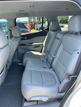 White 2021 GMC Acadia SLT
