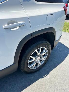 White 2021 GMC Acadia SLT