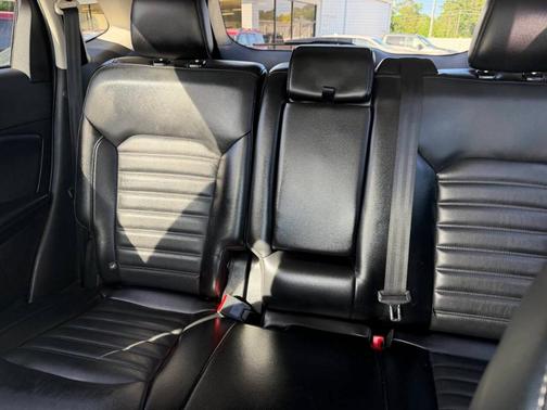 Red 2017 Ford Edge SEL