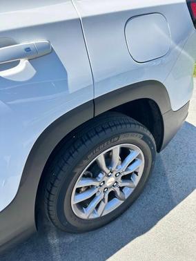 White 2023 GMC Terrain SLT