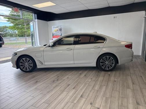 Alpine White 2019 BMW 530e xDrive iPerformance