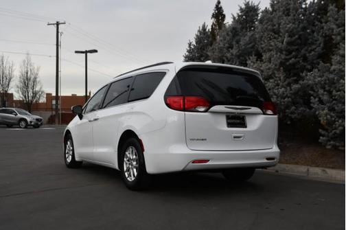 Photo 5 of 34 of 2020 Chrysler Voyager LXI