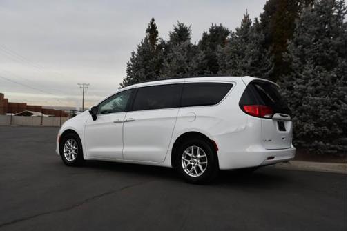 Photo 4 of 34 of 2020 Chrysler Voyager LXI