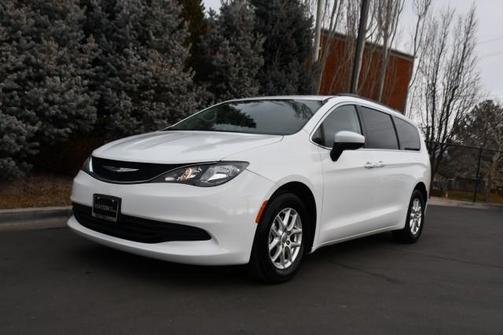 Photo 2 of 34 of 2020 Chrysler Voyager LXI