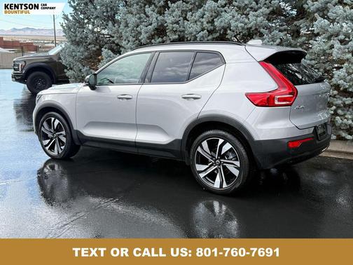 2025 Volvo XC40 B5 Plus Dark Theme