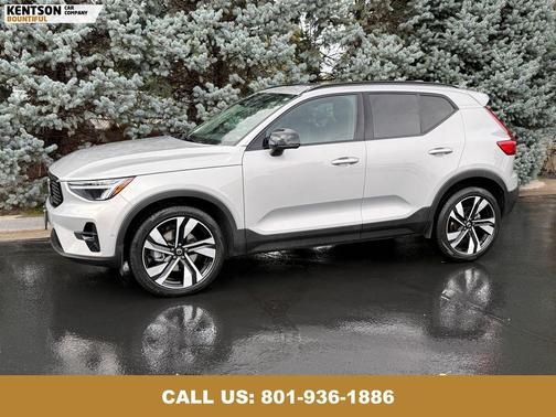 2025 Volvo XC40 B5 Plus Dark Theme