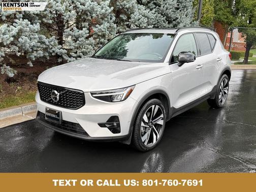 2025 Volvo XC40 B5 Plus Dark Theme