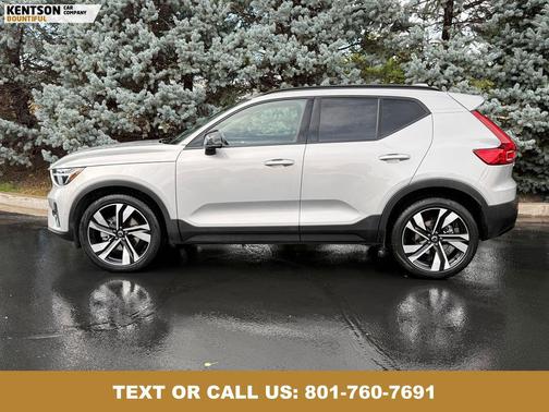 2025 Volvo XC40 B5 Plus Dark Theme