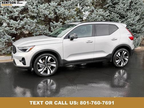 2025 Volvo XC40 B5 Plus Dark Theme