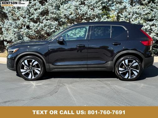 2025 Volvo XC40 B5 Plus Dark Theme