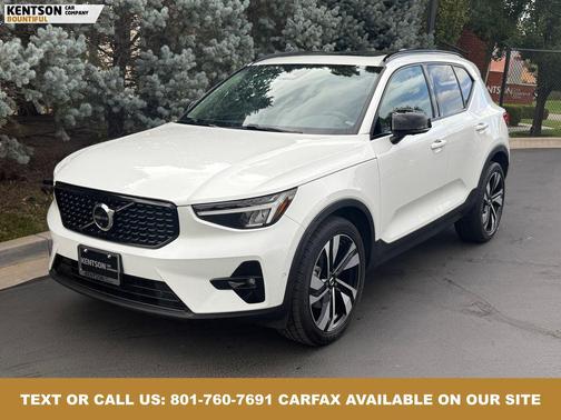 2023 Volvo XC40 B5 Ultimate Dark Theme