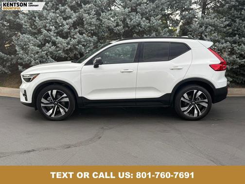 2023 Volvo XC40 B5 Ultimate Dark Theme