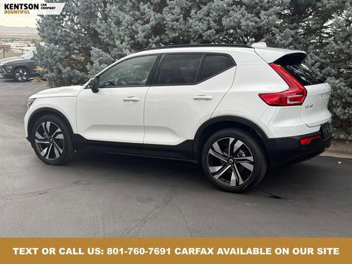 2023 Volvo XC40 B5 Ultimate Dark Theme