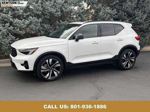 2023 Volvo XC40 B5 Ultimate Dark Theme