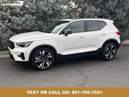 2023 Volvo XC40 B5 Ultimate Dark Theme