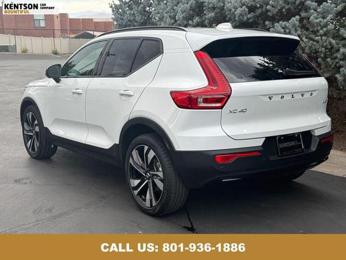 2023 Volvo XC40 B5 Ultimate Dark Theme