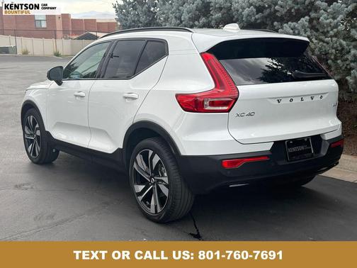 2023 Volvo XC40 B5 Ultimate Dark Theme