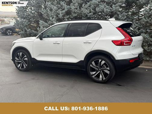 2023 Volvo XC40 B5 Ultimate Dark Theme
