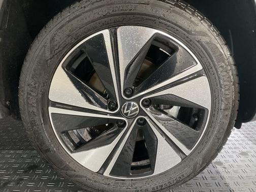 Platinum Gray Metallic 2025 Volkswagen Taos 1.5T SE