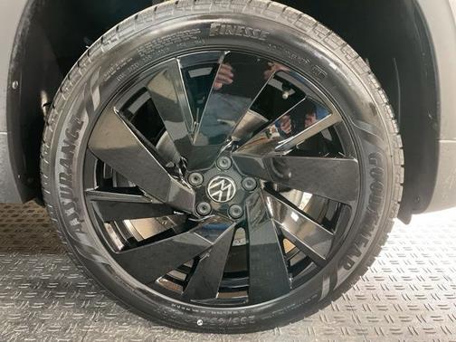 Platinum Gray Metallic 2023 Volkswagen Taos 1.5T SE