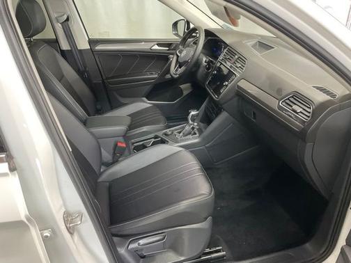 Opal White Pearl Effect 2023 Volkswagen Tiguan 2.0T SE