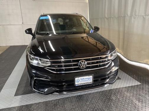 Deep Black Pearl Effect 2024 Volkswagen Tiguan 2.0T SEL R-Line