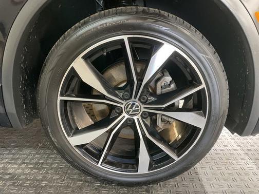 Deep Black Pearl Effect 2024 Volkswagen Tiguan 2.0T SEL R-Line