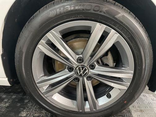 Opal White Pearl Effect 2024 Volkswagen Jetta 1.5T SE