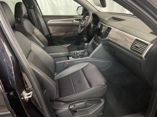 Deep Black Pearl Effect 2023 Volkswagen Atlas Cross Sport 3.6 V6 SE w/ Technology